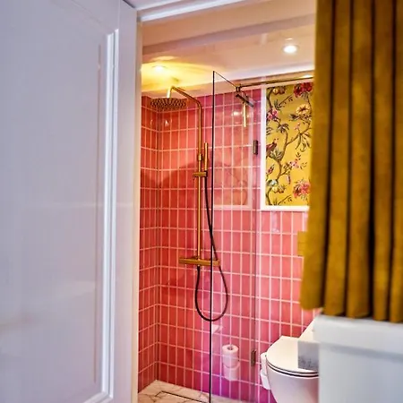 Next To Skinny Bridge Near Rembrandtsquare アパート アムステルダム